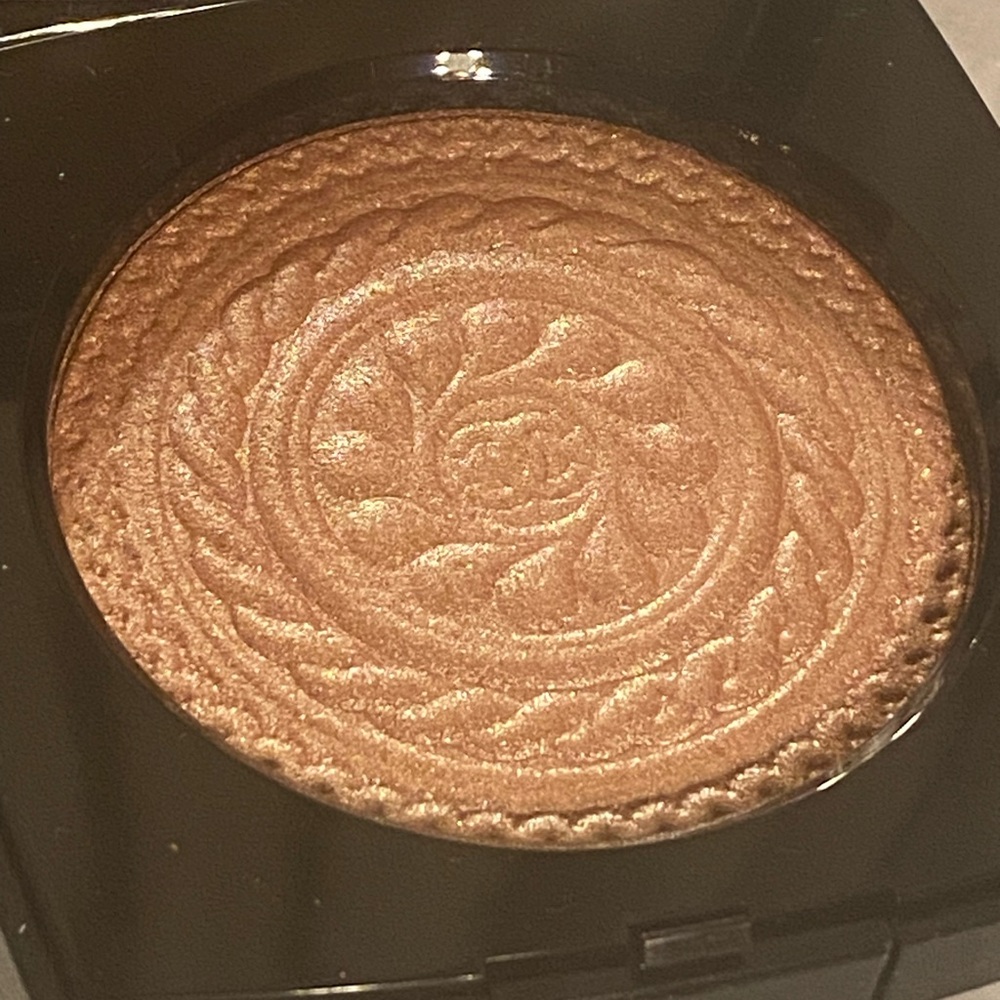 New authentic CHANEL Éclat Magnétique Illuminating Powder